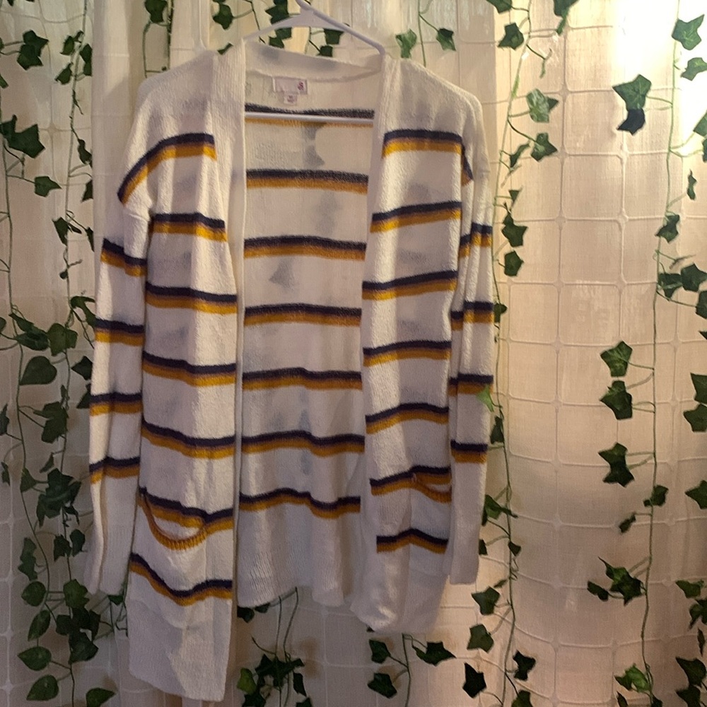 i’m selling my sweater.
